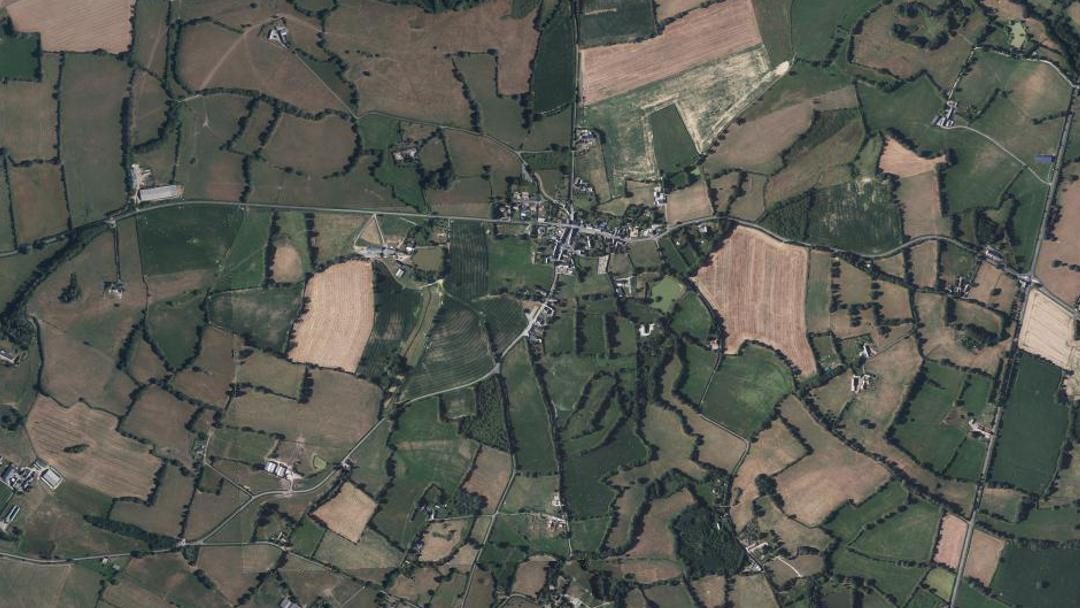 Photo 2 — Neuvillette-en-Charnie, Sarthe (72140)