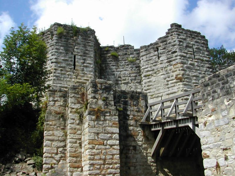 Ruines de l'ancien château et la butte sur laquelle elles sont situées