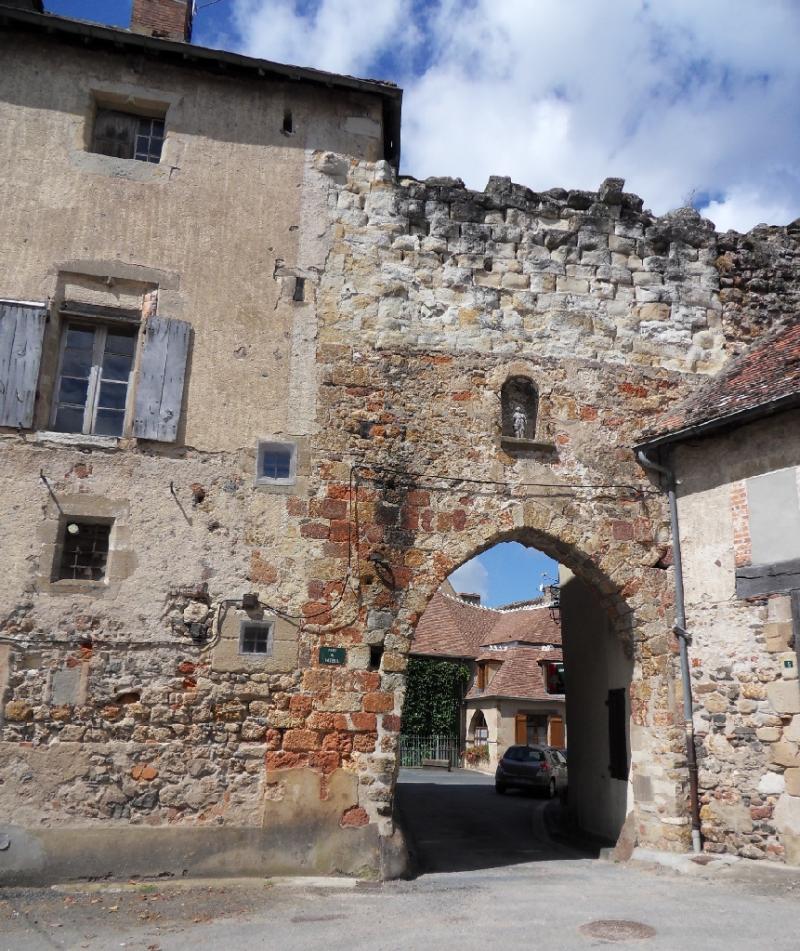 Porte de la Rivière et les restes des remparts y attenant