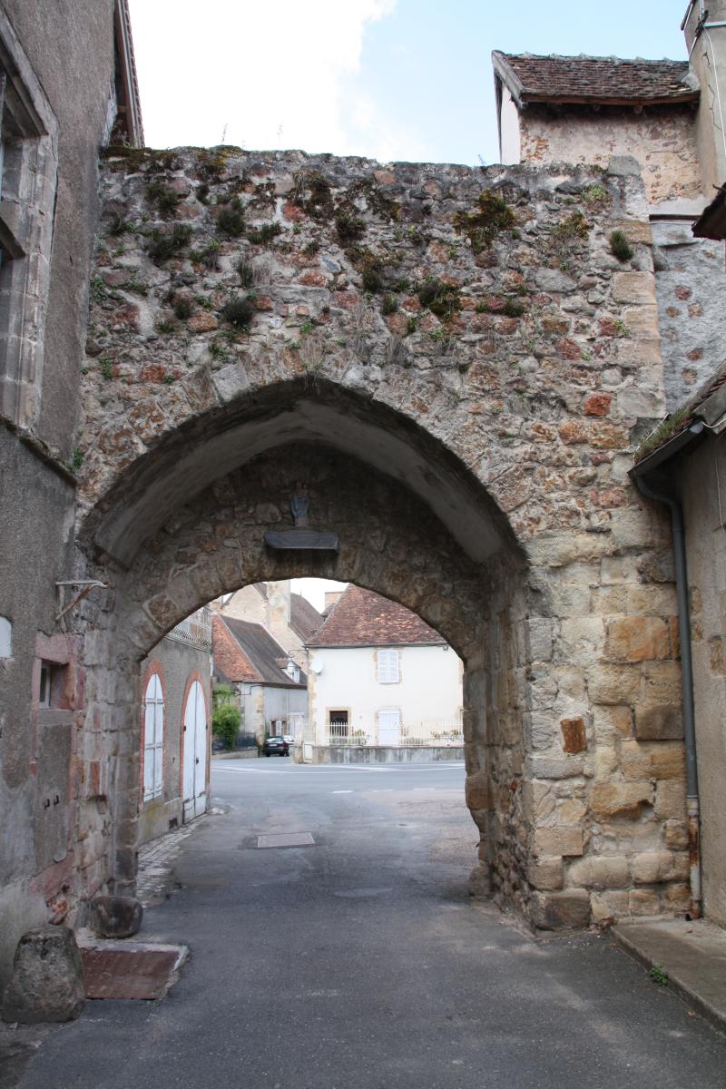 Porte de Varenne et les restes des remparts y attenant