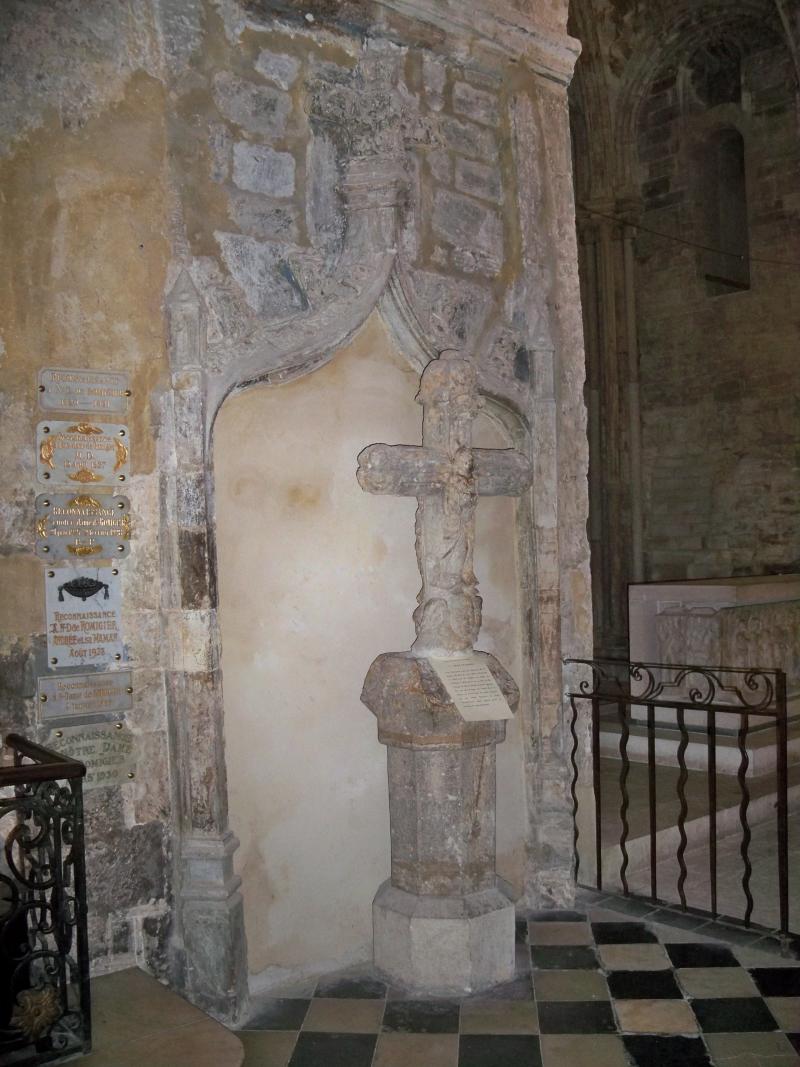 Croix en pierre située autrefois dans le cimetière Notre-Dame
