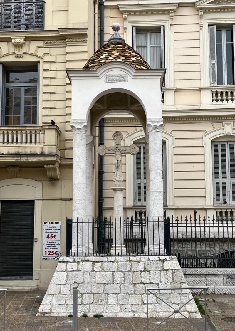 Croix en marbre blanc