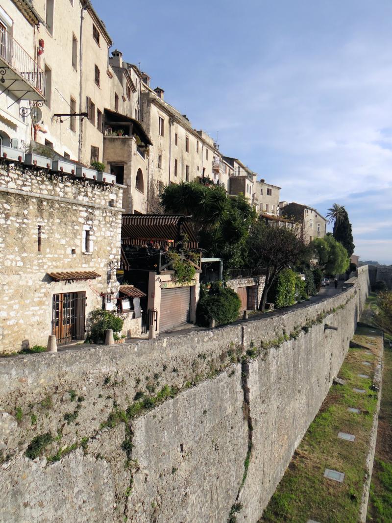 Remparts et cimetière avoisinant