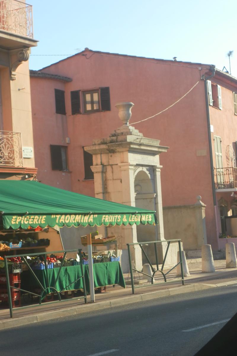 Fontaine publique en face de la mairie, La Turbie