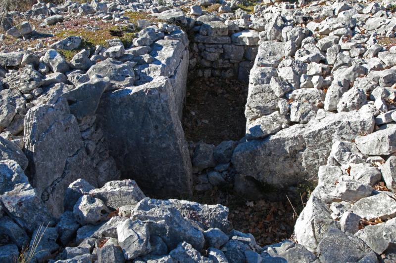 Dolmen et tombe en blocs de Mauvans Sud