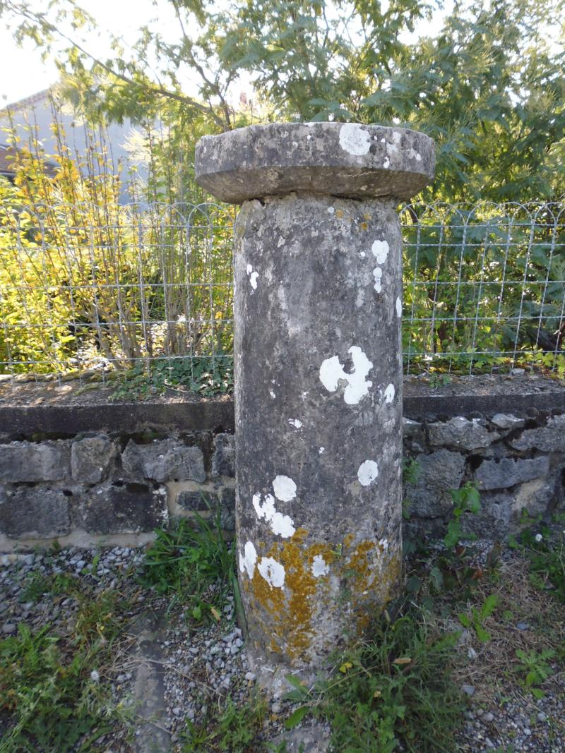 Borne milliaire supportant une croix de chemin