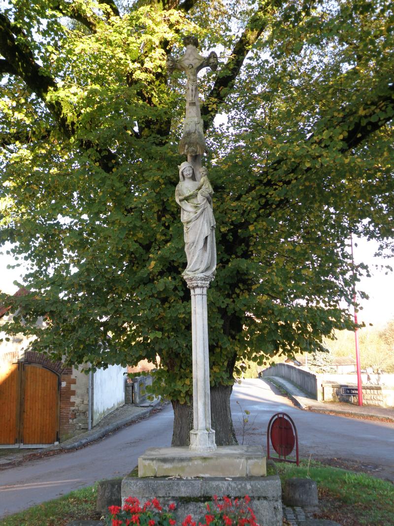 Croix de carrefour, à l'extrémité du pont