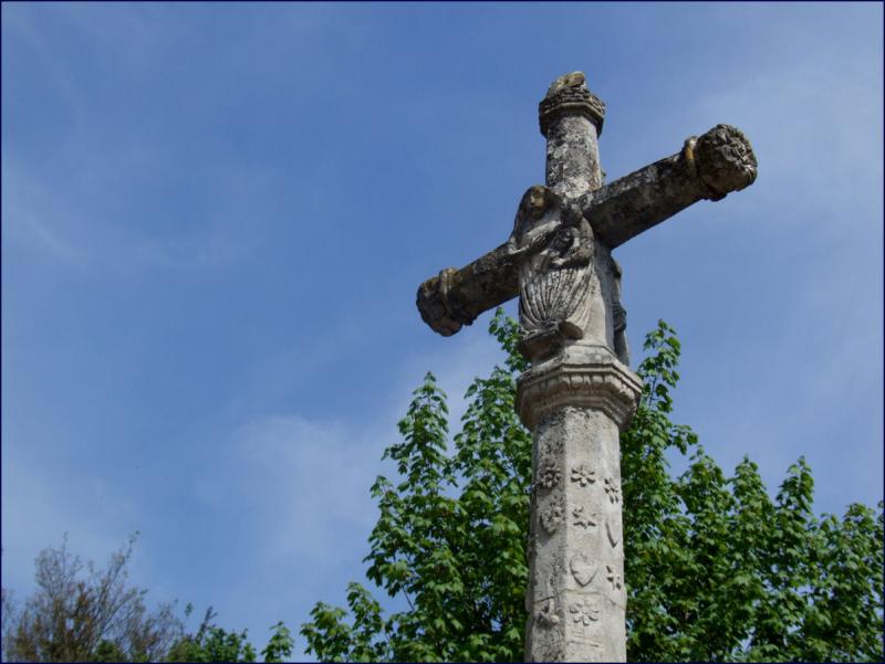 Croix en pierre du 16s, près de la Halle, au milieu du pont