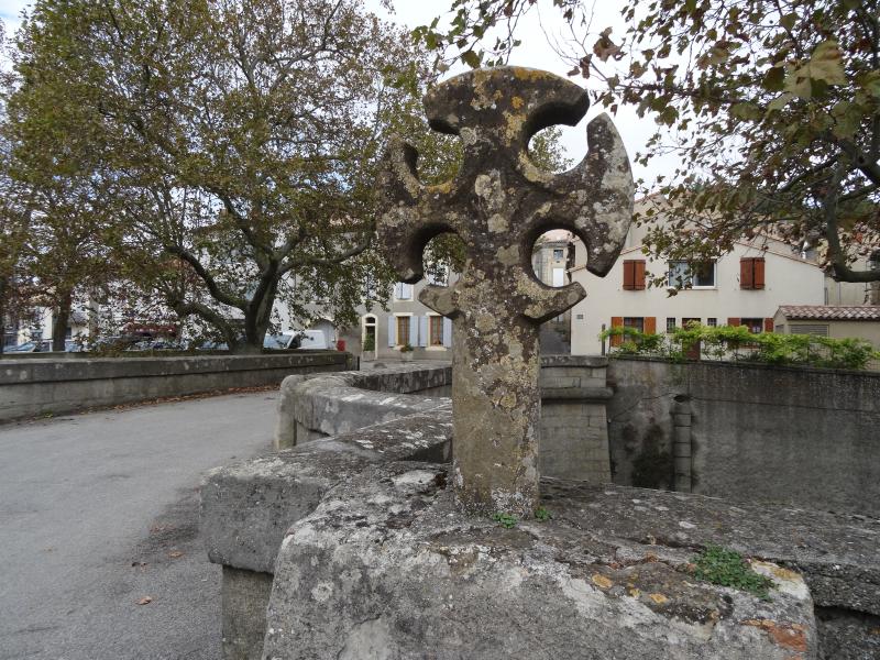 Croix située sur le pont