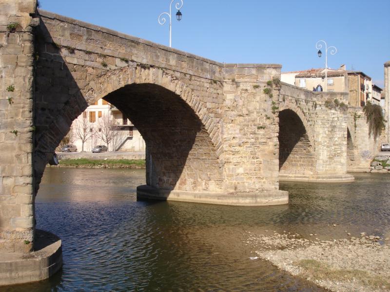Pont-Neuf qui relie les deux rives de l'Aude près de l'église Saint-Martin