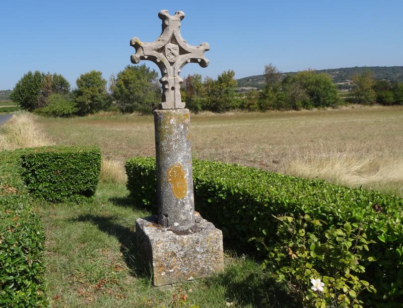 Croix de chemin en pierre