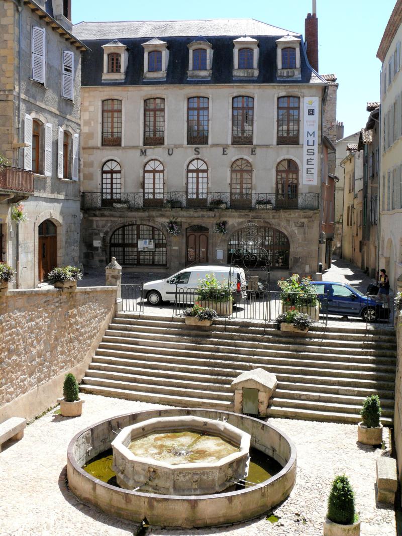 Fontaine monolithe