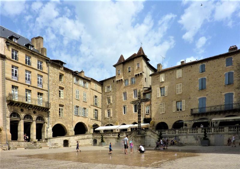 Ensemble formé par la place Notre-Dame