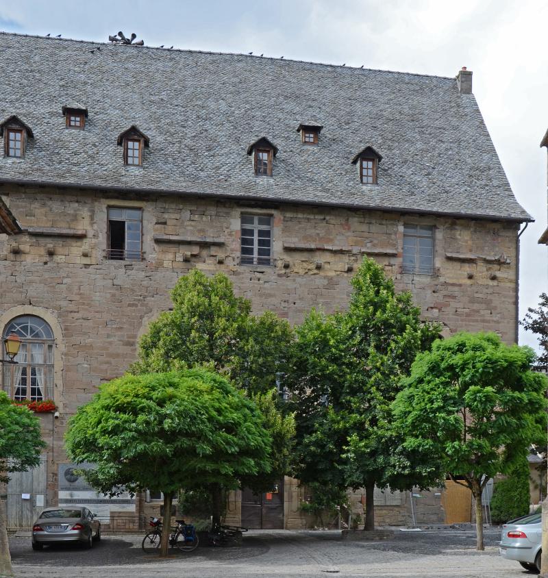 Ancien château de la famille des Castelnau, actuellement hôtel de ville