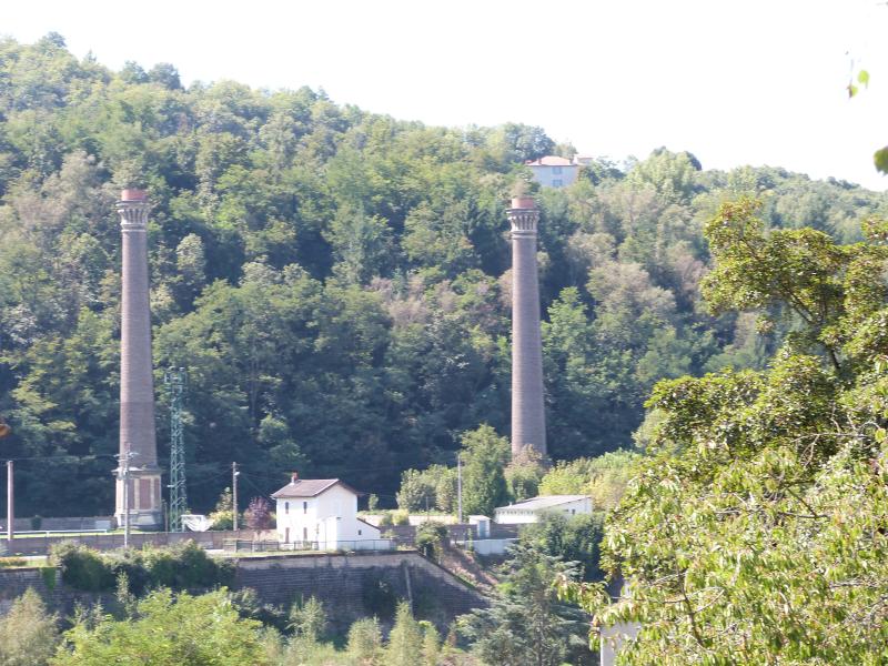 Deux cheminées d'usine