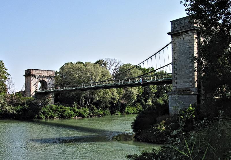 Pont suspendu dit ancien pont de Fourques (également sur commune de Fourques, dans le Gard)