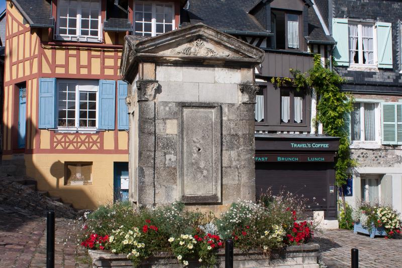 Puits situé à l'angle de la rue du Puits et de la rue Bucaille (anciennement rue de l'Homme-de-Bois)
