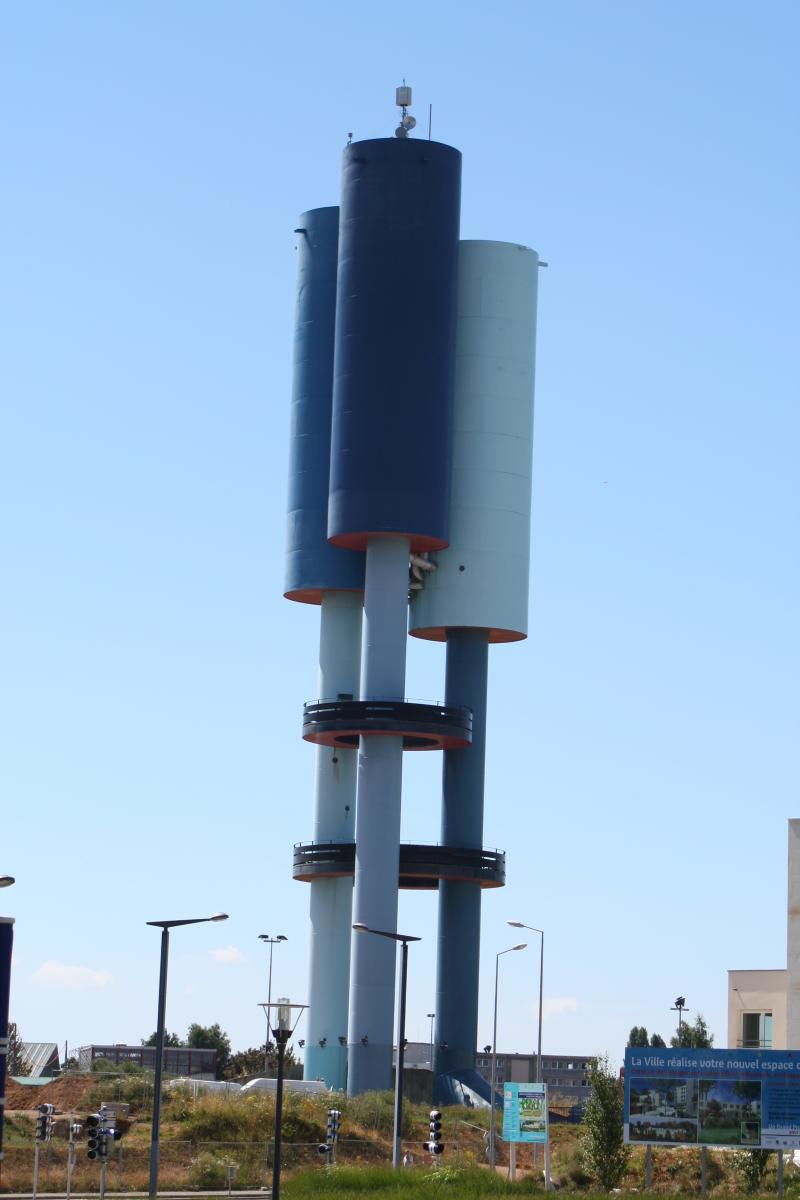 Réservoir métallique ou château d'eau