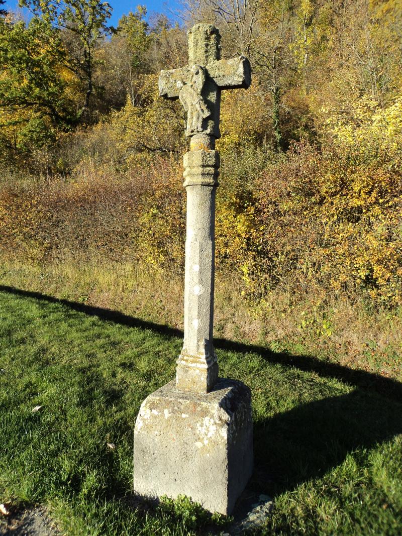 Croix de chemin à l'effigie de Notre-Dame-de-Pitié