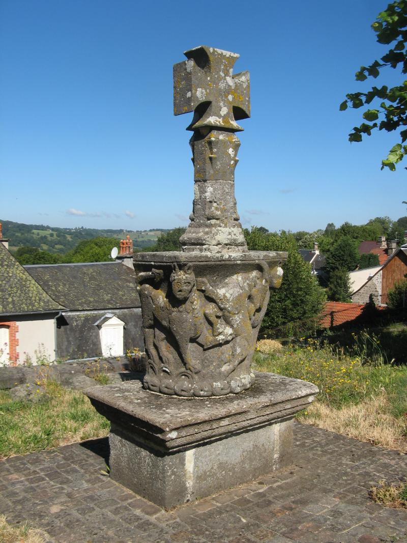 Chapiteau roman servant de socle à une croix située dans le cimetière