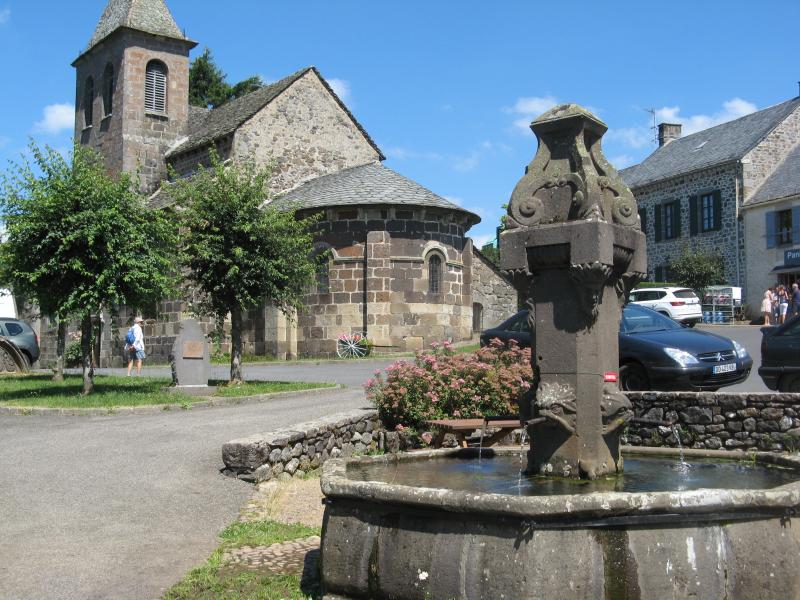 Fontaine à bassin octogonal avec fût central orné de sculptures