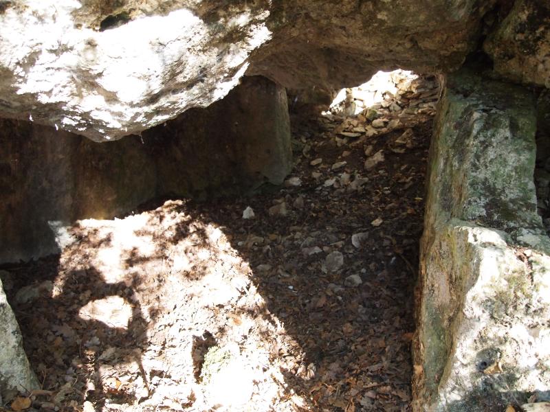 Dolmen dans le tumulus dit La Motte-de-la-Garde