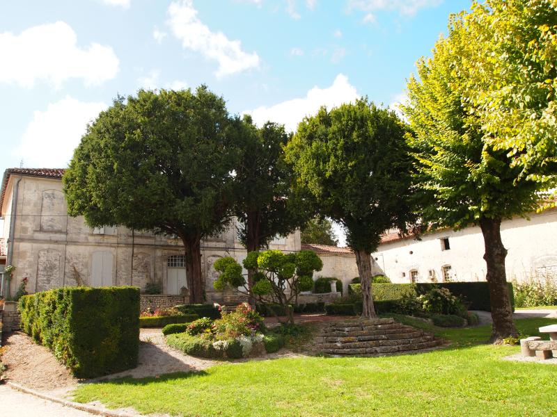 Presbytère et jardin, Salles-D'angles