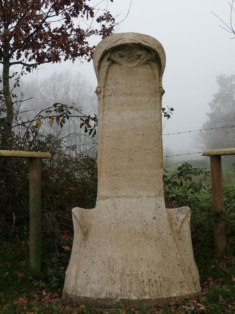 Monument commémoratif à Paul Nozal, Le Tâtre