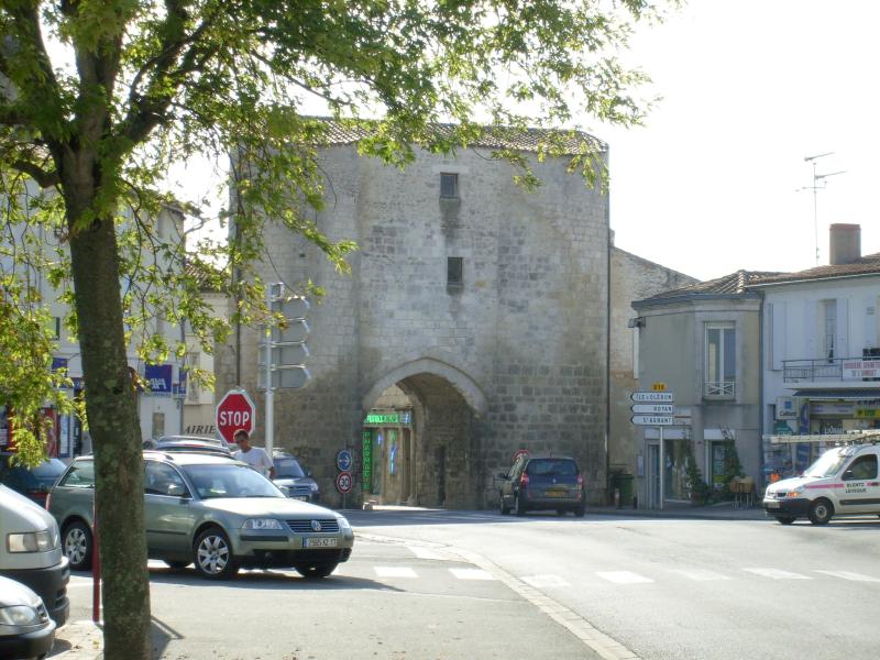 Anciennes fortifications, Pont-L'abbé-D'arnoult