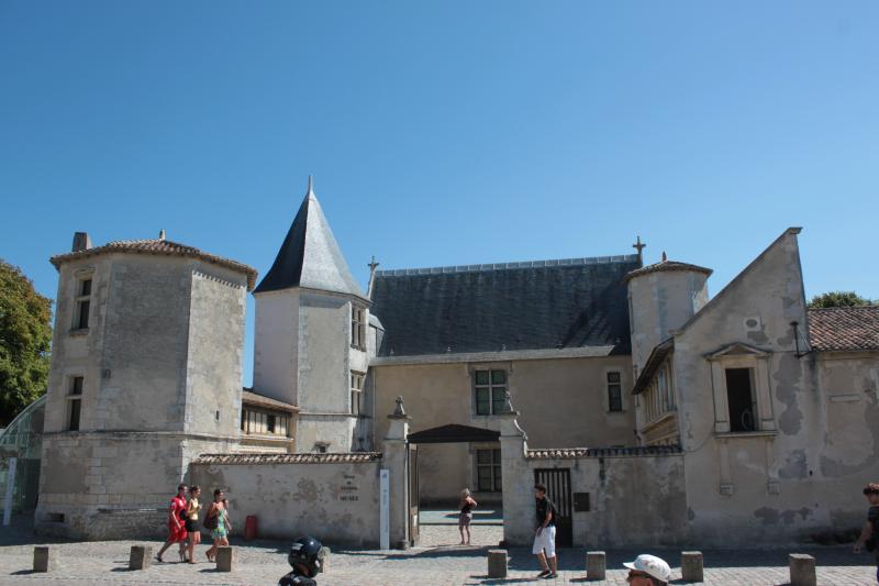 Ancienne abbaye, dénommée aussi ancien château des Seigneurs de Rhé ou ancien hôtel de Clerjotte
