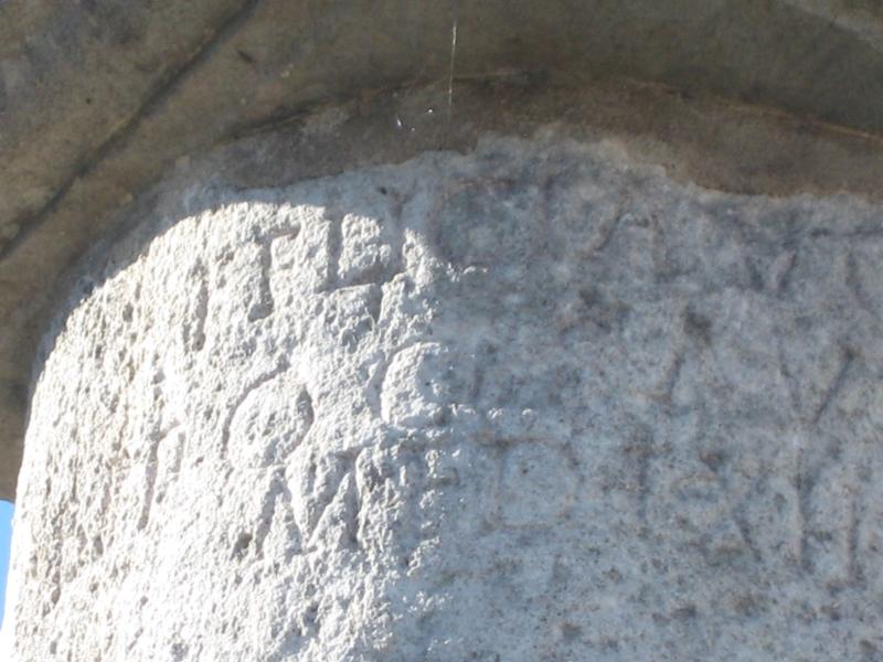 Borne milliaire en pierre de l'époque gallo-romaine