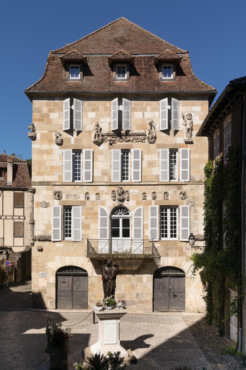 Maison devant le portail méridional de l'église Saint-Pierre