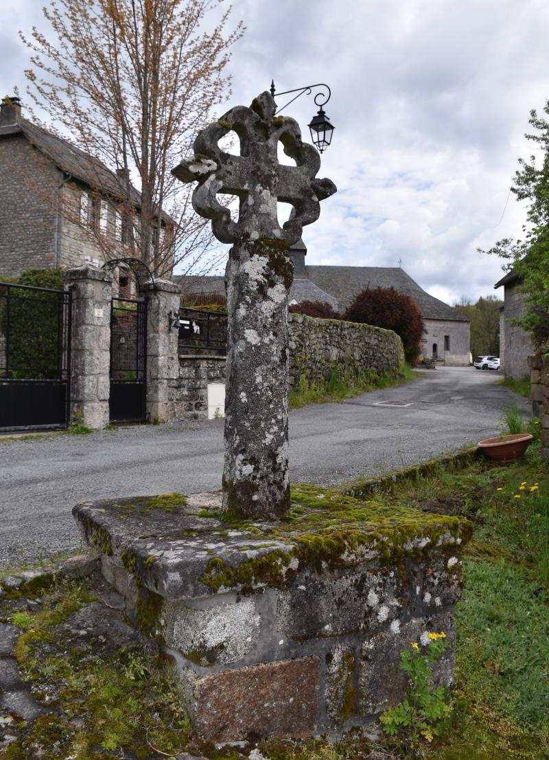 Croix de chemin au sud de la place de l'église