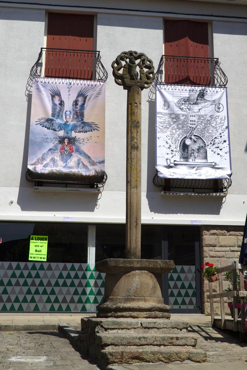 Croix située sur la petite place de l'église