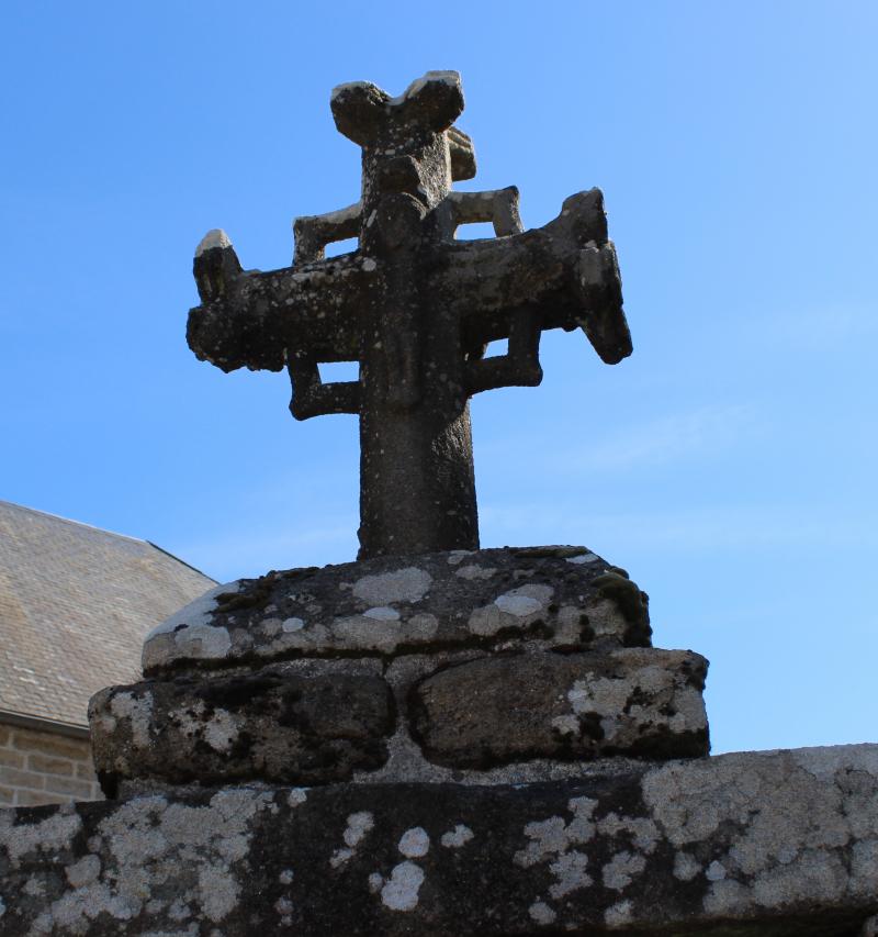 Croix du 15e siècle placée sur le mur de clôture de l'école
