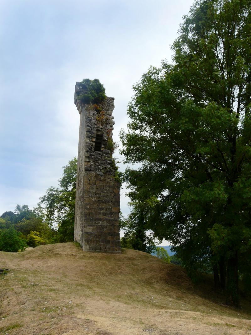 Ruines de la tour du Puy d'Yssandon
