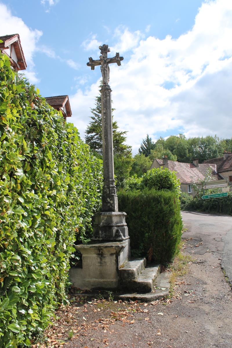 Croix en pierre et autel qui sert de soubassement, Alise-Sainte-Reine