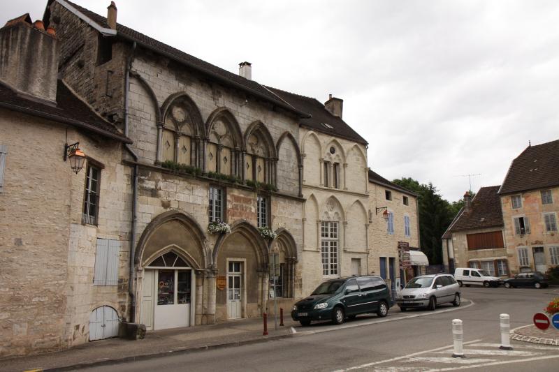 Maison du 13e siècle, sur la place publique, Bèze
