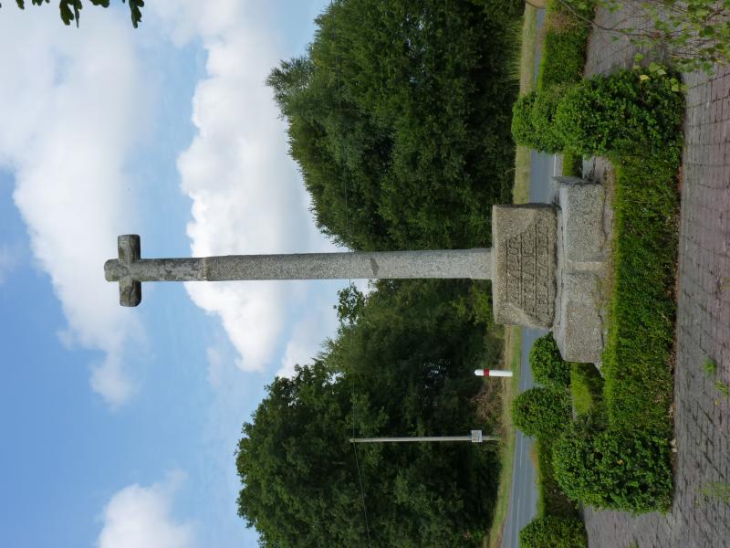 Croix de chemin du 17e siècle, Bégard