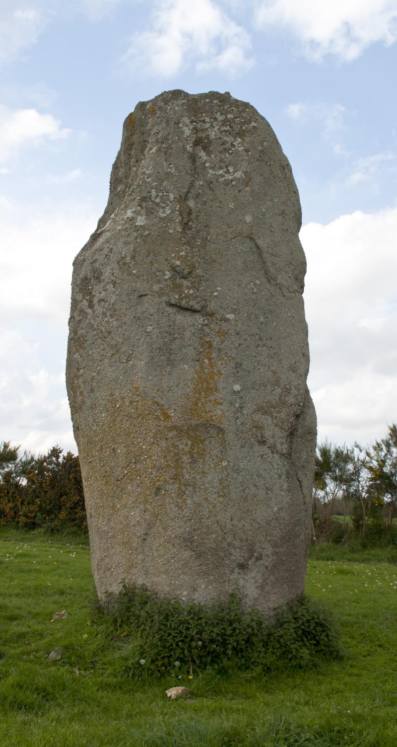 Menhir de Kerguézennec, Bégard