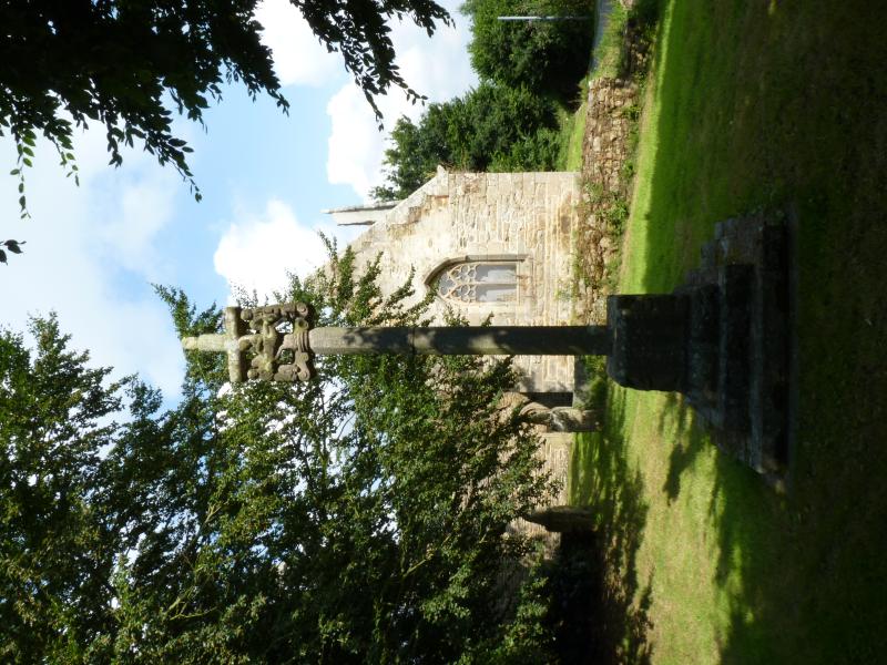 Croix du 17e siècle située devant la chapelle de Langoërat, Kermoroc'h