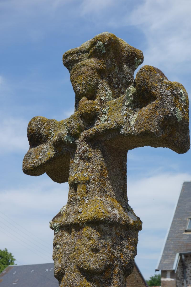 Croix sculptée du 14e siècle, à Châtenet, Azat-Châtenet