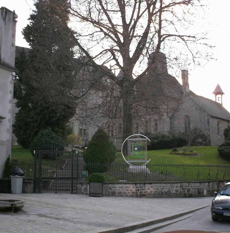Ancien Hôtel des Moneyroux, appelé improprement ancien château des Comtes de la Marche, actuellement siège du Conseil général, Guéret