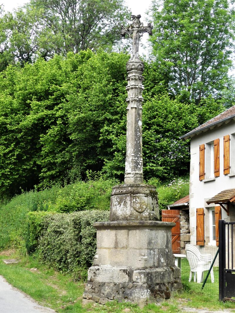 Croix de chemin du 16e siècle, Saint-Michel-de-Veisse