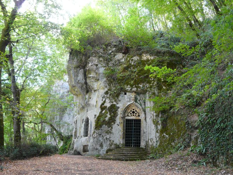 Chapelle monolithe de Caudon, cimetière gallo-romain et parcelle voisine A 1981 contenant des vestiges, Domme