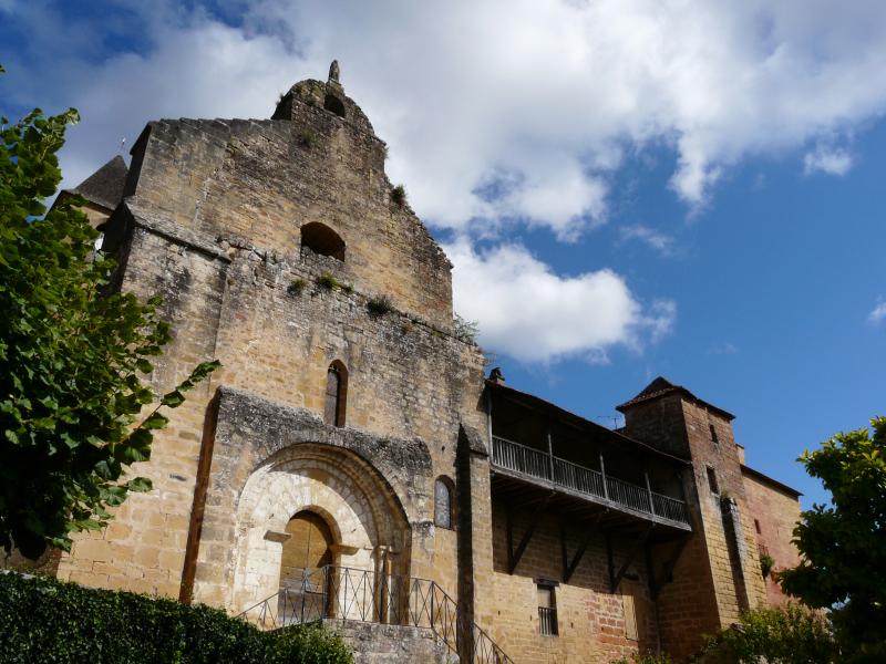 Château des Evêques et ancien cimetière, Plazac