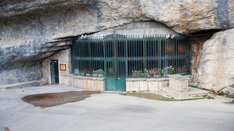 Grotte-chapelle de Remonot, Les Combes