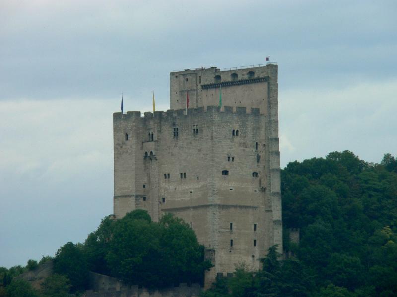 Château, Crest