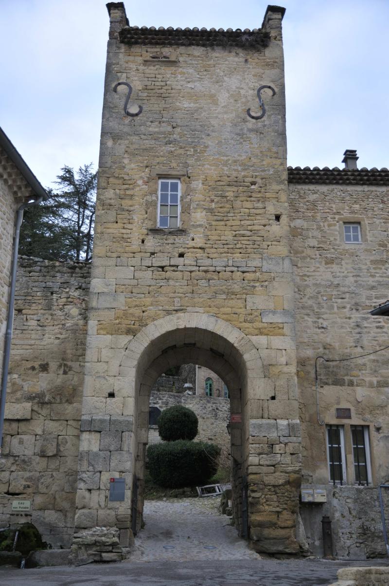 Porte fortifiée servant d'entrée au château de la Boisse (ancienne), Étoile-sur-Rhône