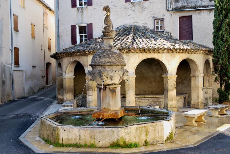 Fontaine et vieux lavoir à arcades, Mollans-sur-Ouvèze